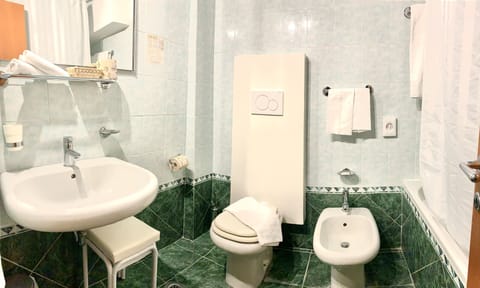 Deluxe Double Room | Bathroom | Combined shower/tub, free toiletries, hair dryer, bidet