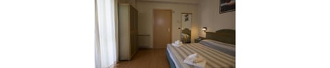 Twin Room, 2 Twin Beds | In-room safe, desk, laptop workspace, free WiFi