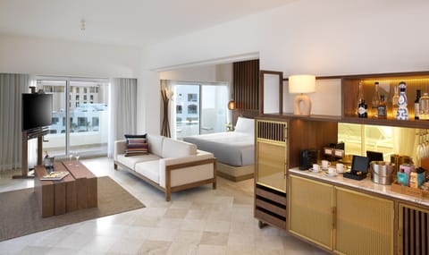 Exclusive ME+ Suite with hot tub & Terrace | Egyptian cotton sheets, premium bedding, down comforters, pillowtop beds