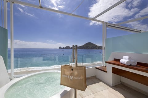 Extra ME+ Junior Suite Beach Front and Hot Tub | Private spa tub