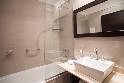 Superior Room, 2 Twin Beds | Bathroom | Free toiletries, hair dryer, bidet, towels