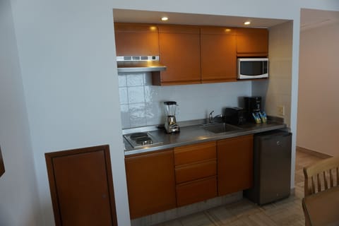 Family Suite | Private kitchen | Microwave, coffee/tea maker, griddle