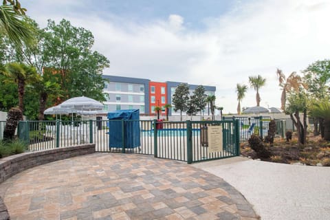 Seasonal outdoor pool, pool umbrellas