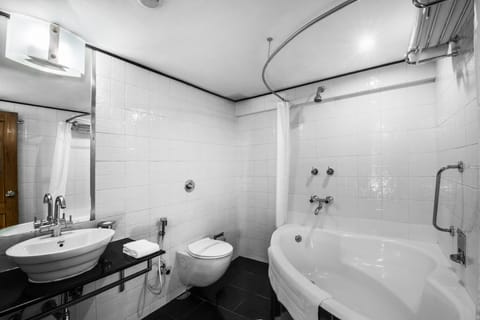 Super Deluxe Room | Bathroom | Combined shower/tub, deep soaking tub, rainfall showerhead