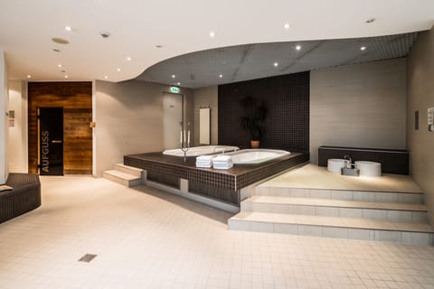 Indoor spa tub