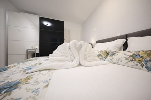 Premium bedding, Tempur-Pedic beds, in-room safe, desk