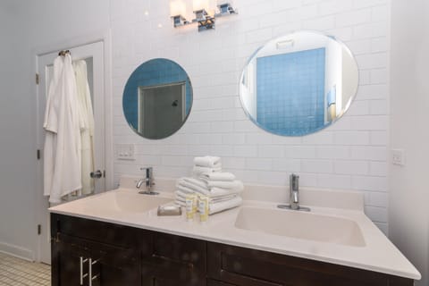 Premium Room (Room 3) | Bathroom | Shower, designer toiletries, hair dryer, bathrobes