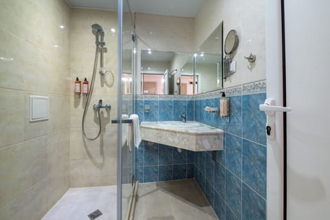 Standard Apartment, Balcony | Bathroom | Shower, towels