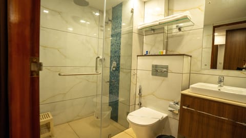 Deluxe Room | Bathroom | Shower, rainfall showerhead, free toiletries, hair dryer