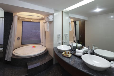 Duplex | Bathroom | Combined shower/tub, deep soaking tub, rainfall showerhead