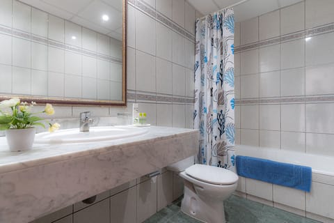 Apartment, 1 Bedroom | Bathroom | Hair dryer, towels