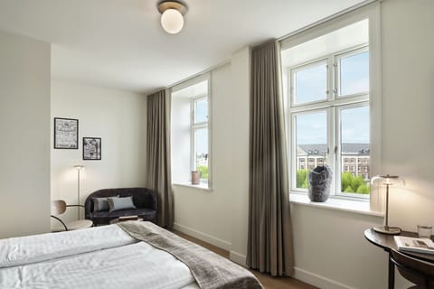 Hypo-allergenic bedding, pillowtop beds, desk, blackout drapes