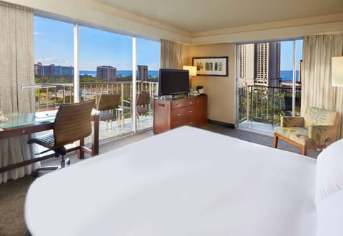 Deluxe Room, 1 King Bed, Partial Ocean View, Corner | Premium bedding, down comforters, pillowtop beds, in-room safe