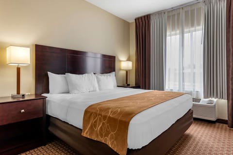Suite King Size Walk In Shower | Premium bedding, in-room safe, desk, iron/ironing board