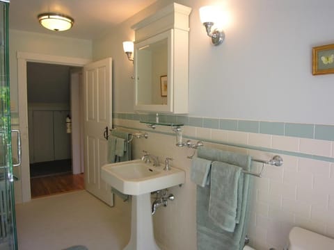 Room | Bathroom | Combined shower/tub, free toiletries, hair dryer, bathrobes