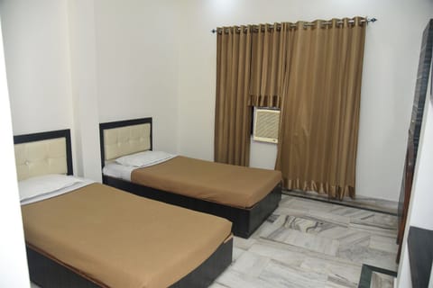 Standard Double Room, 1 Double Bed | Minibar, desk