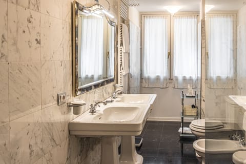 Junior Suite, 1 King Bed, Canal View | Bathroom | Free toiletries, hair dryer, bidet, towels
