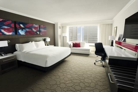 Signature Room, 1 King Bed, City View (Signature Club) | Premium bedding, pillowtop beds, in-room safe, desk