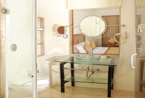 Royal Executive | Bathroom | Shower, hair dryer, towels