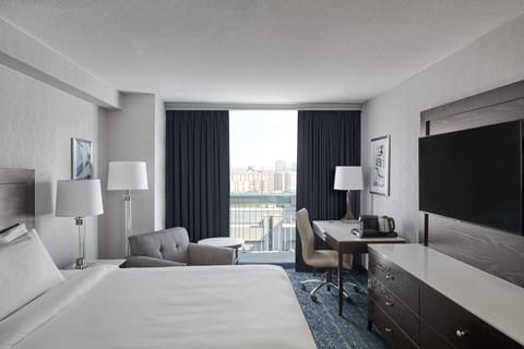 Executive Room, 1 King Bed | Hypo-allergenic bedding, pillowtop beds, in-room safe, desk