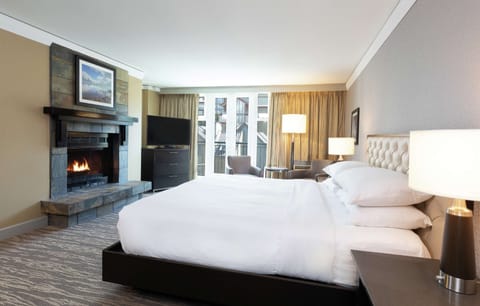 Signature Room, 1 King Bed, Jetted Tub (SPA) | Premium bedding, down comforters, in-room safe, desk