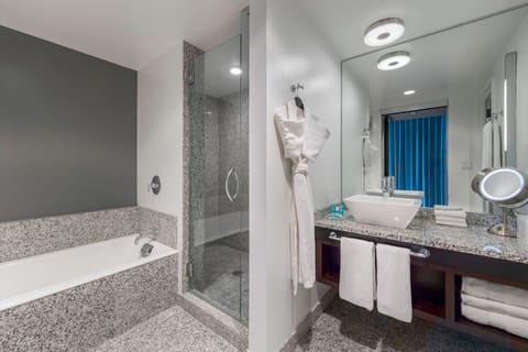 Room, 1 King Bed, Corner | Bathroom | Designer toiletries, hair dryer, bathrobes, towels