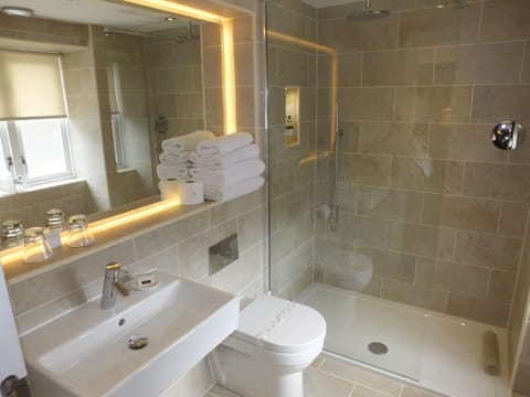 Standard Twin Room, 2 Twin Beds | Bathroom shower