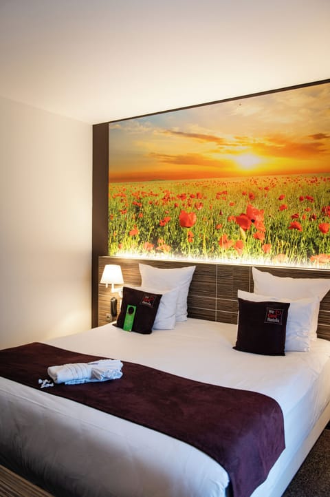 Junior Suite | Bathroom | Combined shower/tub, free toiletries, hair dryer, towels