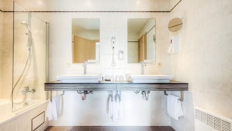 Combined shower/tub, free toiletries, hair dryer, towels