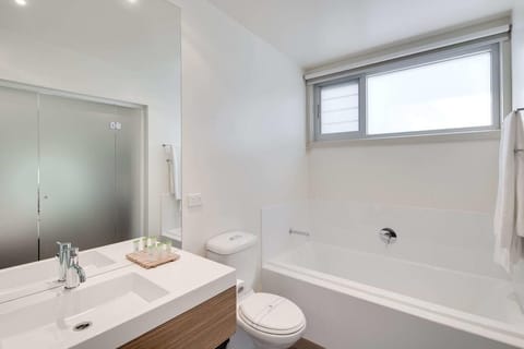Executive King Room | Bathroom | Free toiletries, hair dryer, towels
