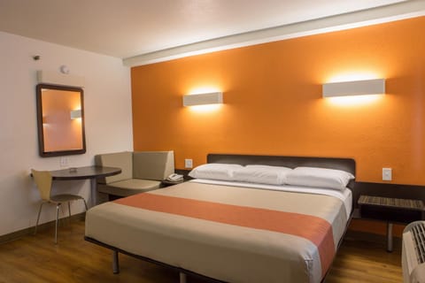 Premium Room, 1 King Bed, Non Smoking, Refrigerator & Microwave | Free WiFi, bed sheets