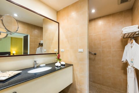 Deluxe Bungalow | Bathroom | Free toiletries, hair dryer, bathrobes, slippers