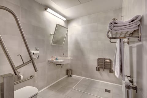 Deep soaking tub, free toiletries, hair dryer, towels