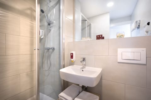 Superior Twin Room, Partial Sea View | Bathroom | Shower, free toiletries, hair dryer, towels