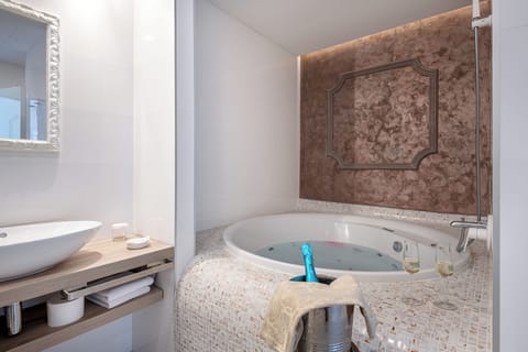 Junior Suite, Balcony, Sea View | Bathroom | Free toiletries, hair dryer, towels