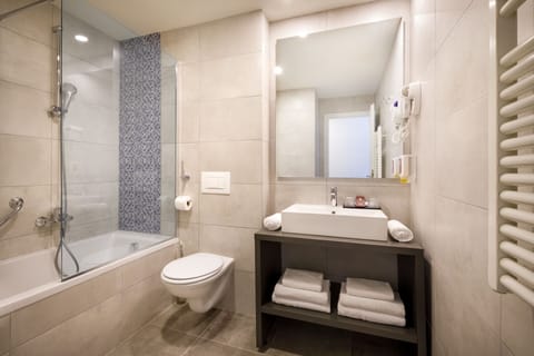 Standard Twin Room, Balcony, Park View | Bathroom | Shower, free toiletries, hair dryer, towels