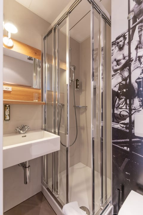 Single Room XS | Bathroom | Shower, hair dryer, towels, soap