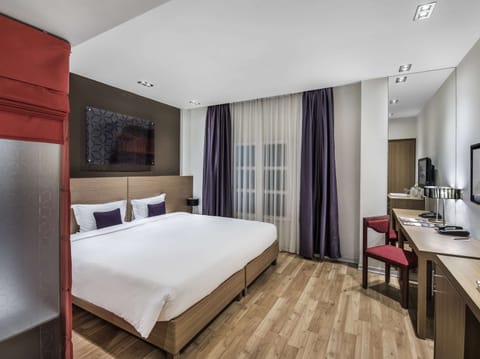 Standard Room, 1 Queen Bed | Minibar, in-room safe, desk, blackout drapes