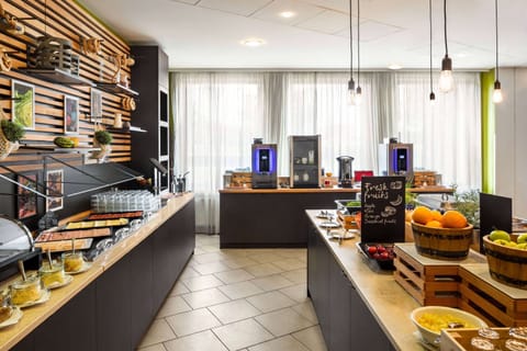 Daily to-go breakfast (EUR 10.00 per person)