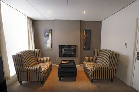 Honeymoon Suite | Living area | Flat-screen TV