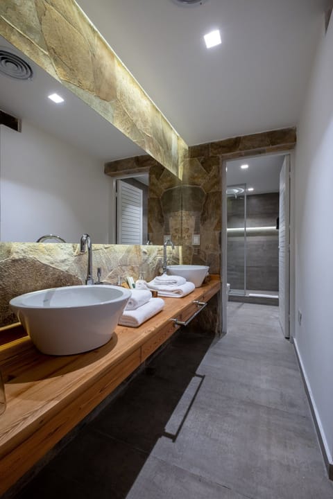 Suite Azur | Bathroom | Shower, eco-friendly toiletries, hair dryer, bathrobes