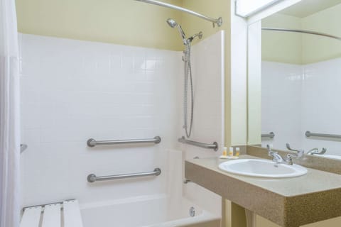 Combined shower/tub, free toiletries, hair dryer, towels