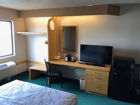 Standard Room, 1 Queen Bed, Accessible | Desk, free WiFi