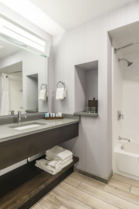 Superior Room, 1 King Bed | Bathroom | Hair dryer, towels