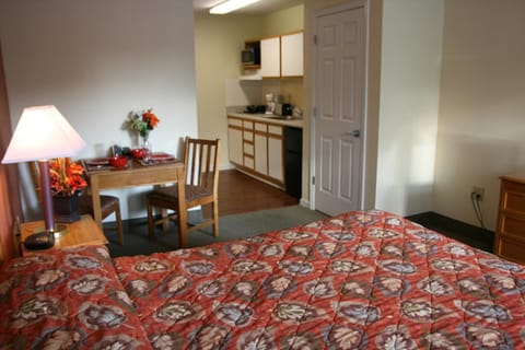 Suite, 1 Bedroom | Iron/ironing board, free WiFi, bed sheets, alarm clocks