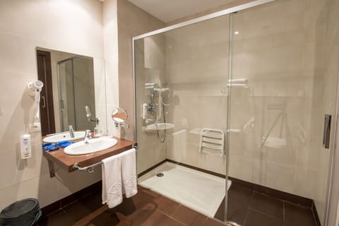 Double Room, Accessible | Bathroom | Combined shower/tub, rainfall showerhead, free toiletries, hair dryer