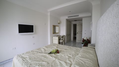 Standard Double Room, Balcony, Ground Floor | Minibar, in-room safe, soundproofing, free WiFi