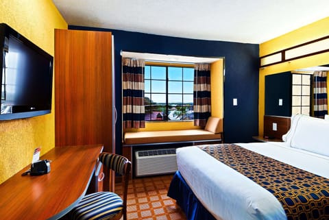 Room, 1 King Bed, Non Smoking | Premium bedding, desk, iron/ironing board, free WiFi