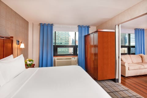 Penthouse, 1 King Bed, City View | Hypo-allergenic bedding, down comforters, pillowtop beds, in-room safe