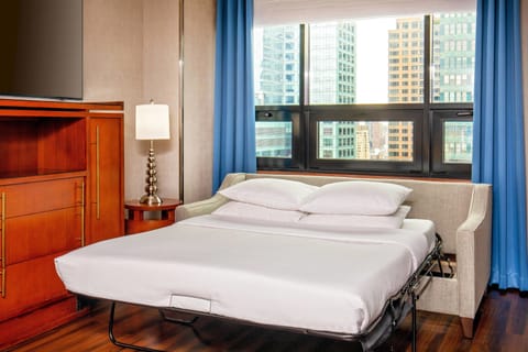 Penthouse, 1 King Bed, City View | Hypo-allergenic bedding, down comforters, pillowtop beds, in-room safe